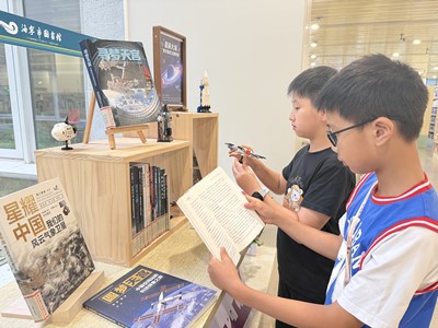 闲庭纳凉品书香，开卷拾光润盛夏